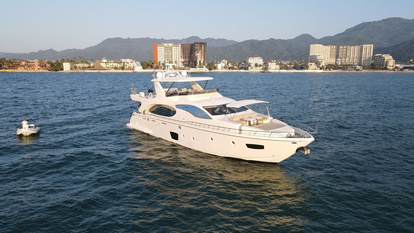 85' Azimut Luxury Yacht - Ultimate Comfort and Elegance